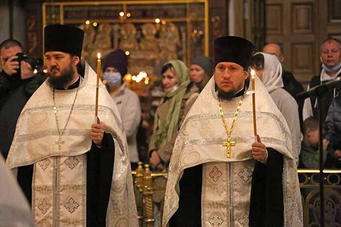 Переведите на греческий старший священник. Вечерня архиерейским чином.